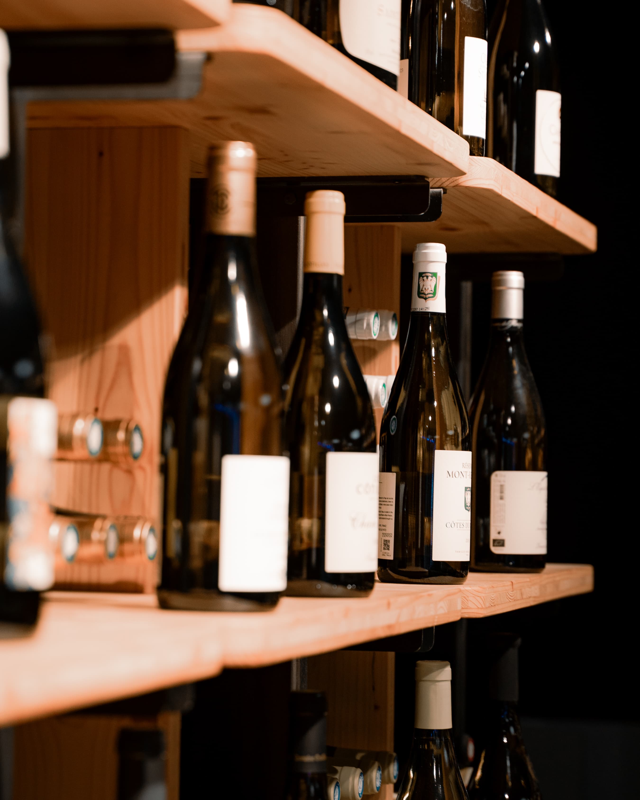 Bouteilles de vin sur les étagères en bois de la cave du RemorKeur
