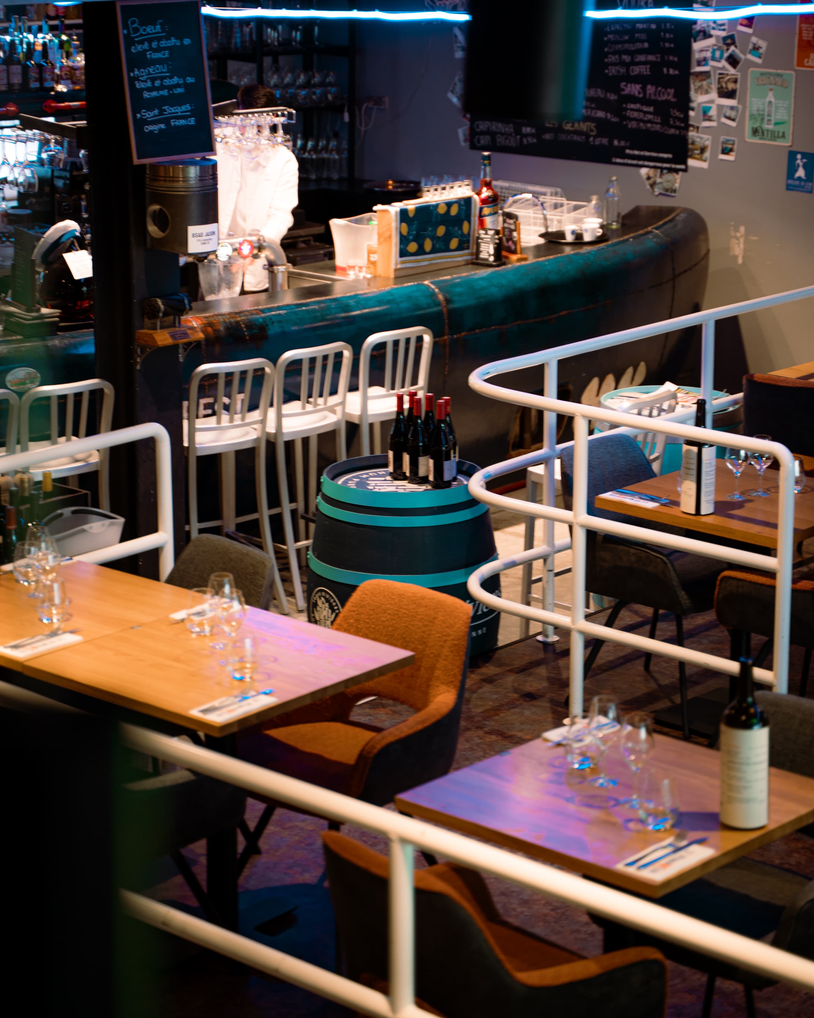 Salle du restaurant avec son bar central en forme de coque de remorqueur
