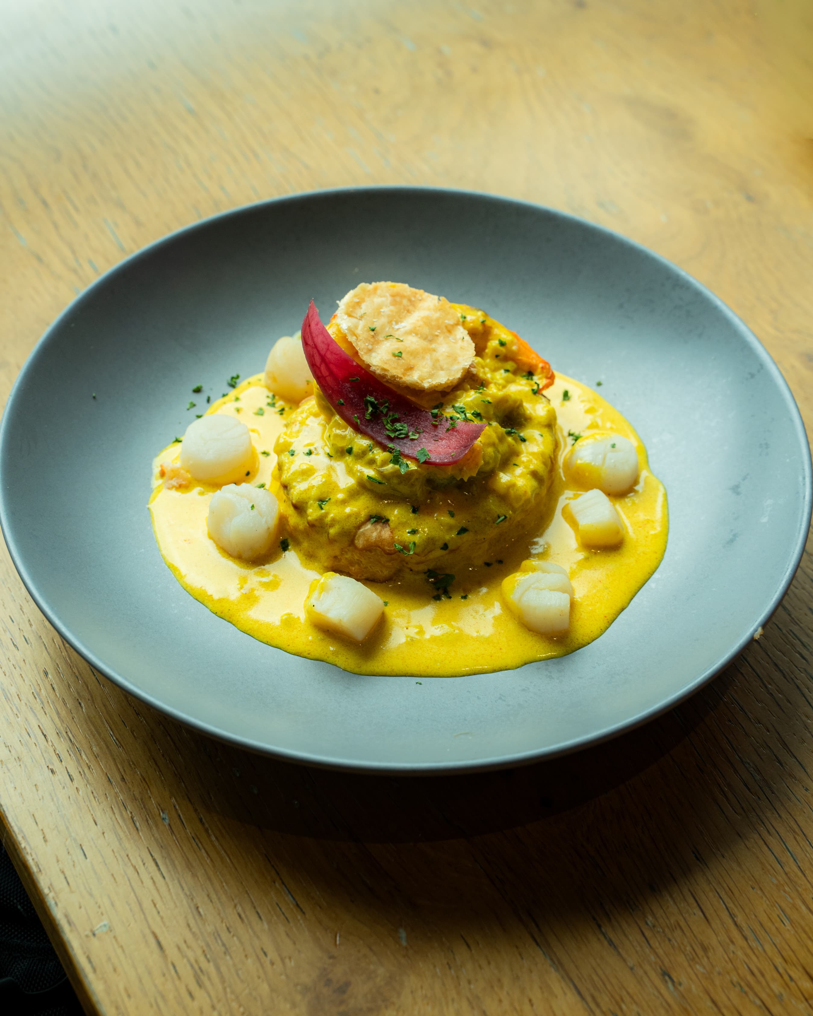 Saint-Jacques en sauce curry jaune — cuisine du marché au RemorKeur