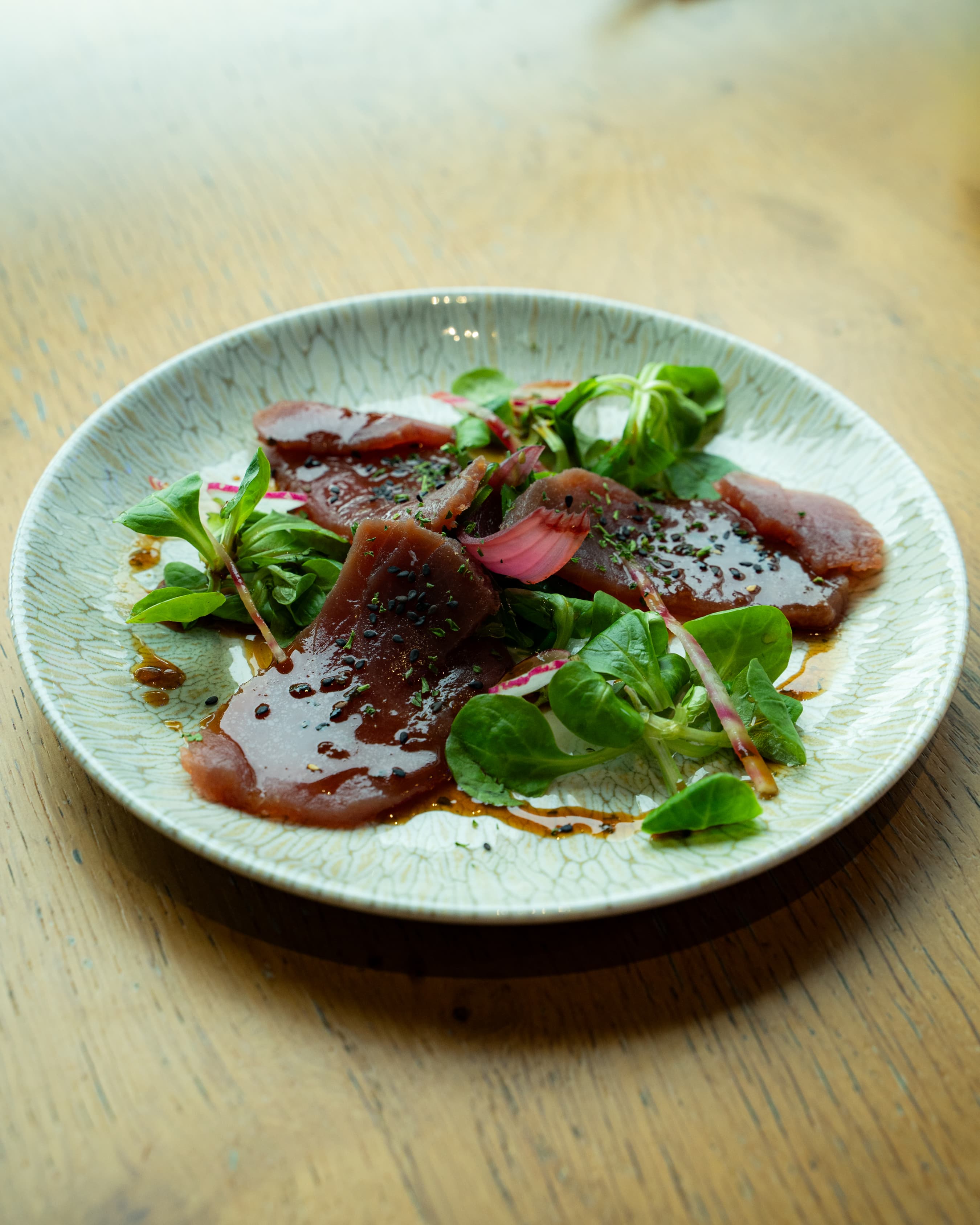 Carpaccio de thon rouge mariné avec mâche et radis