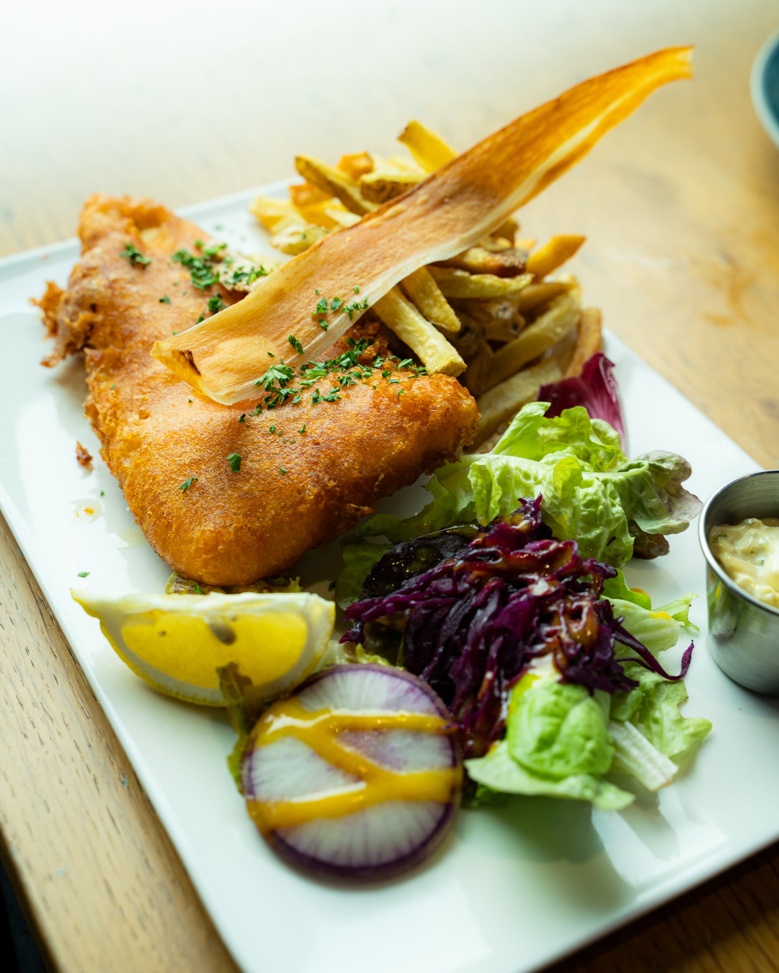 Fish and chips maison, frites fraîches et salade