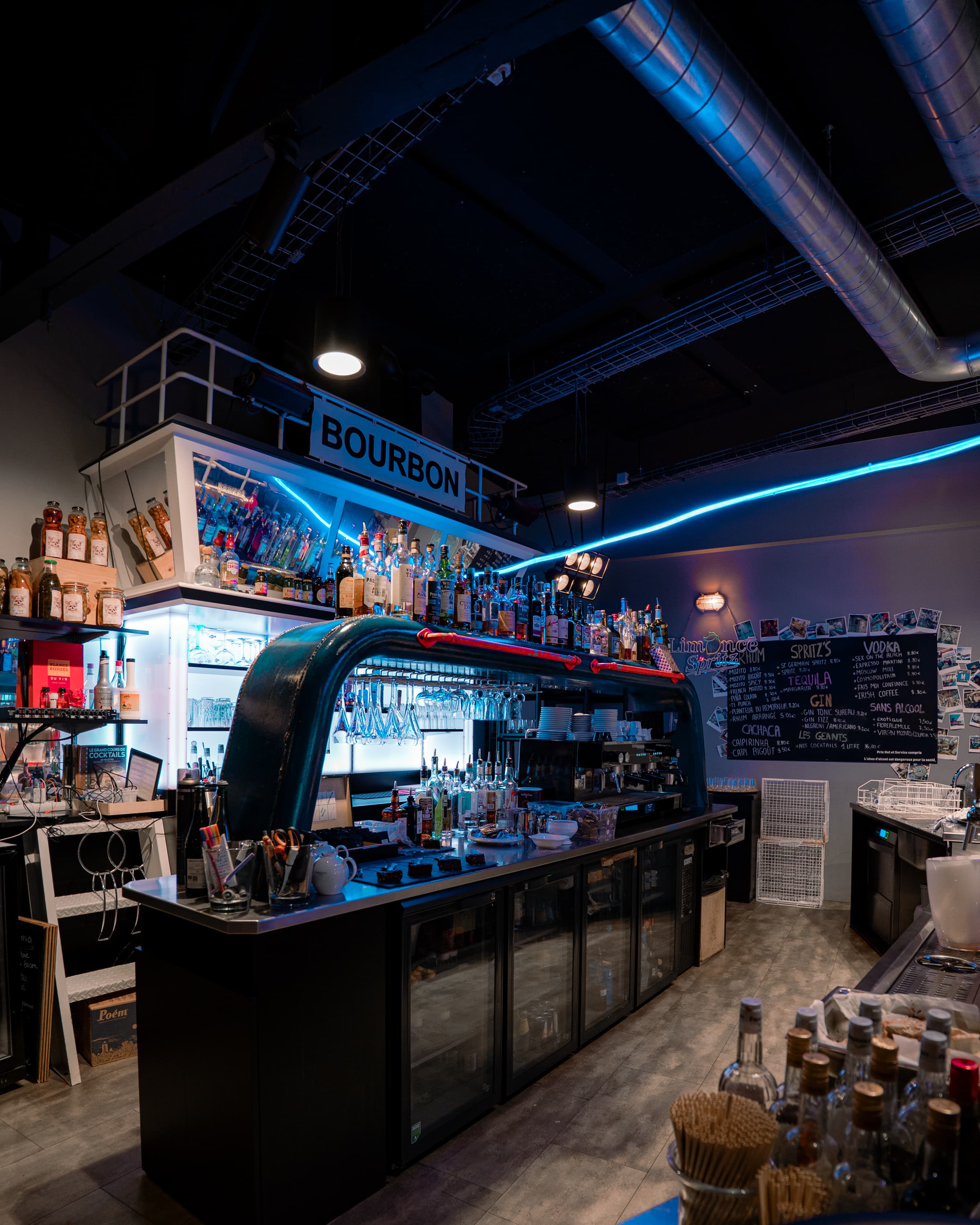 Bar du RemorKeur illuminé en bleu sous l'enseigne Bourbon