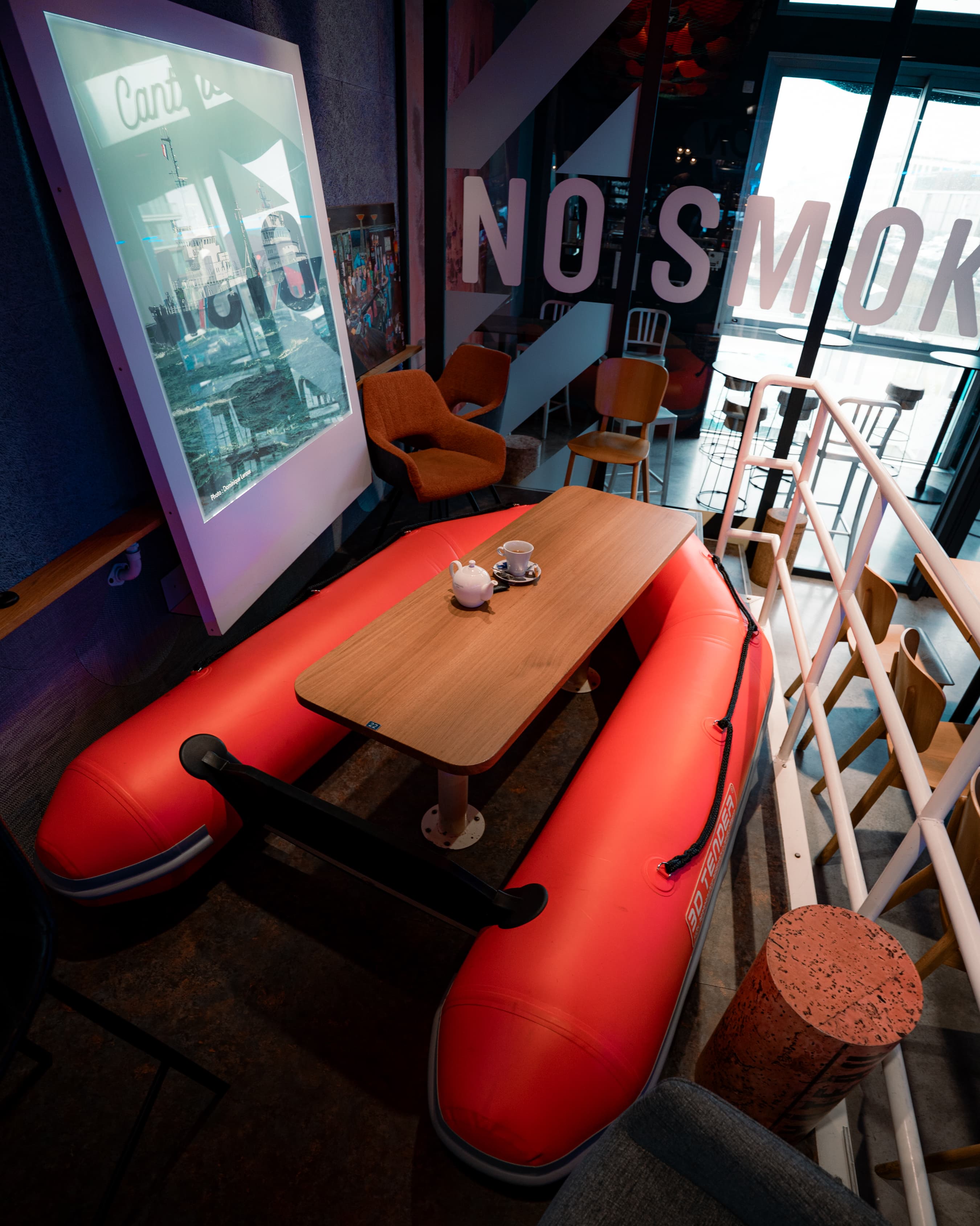 Banquette insolite aménagée dans un bateau pneumatique rouge