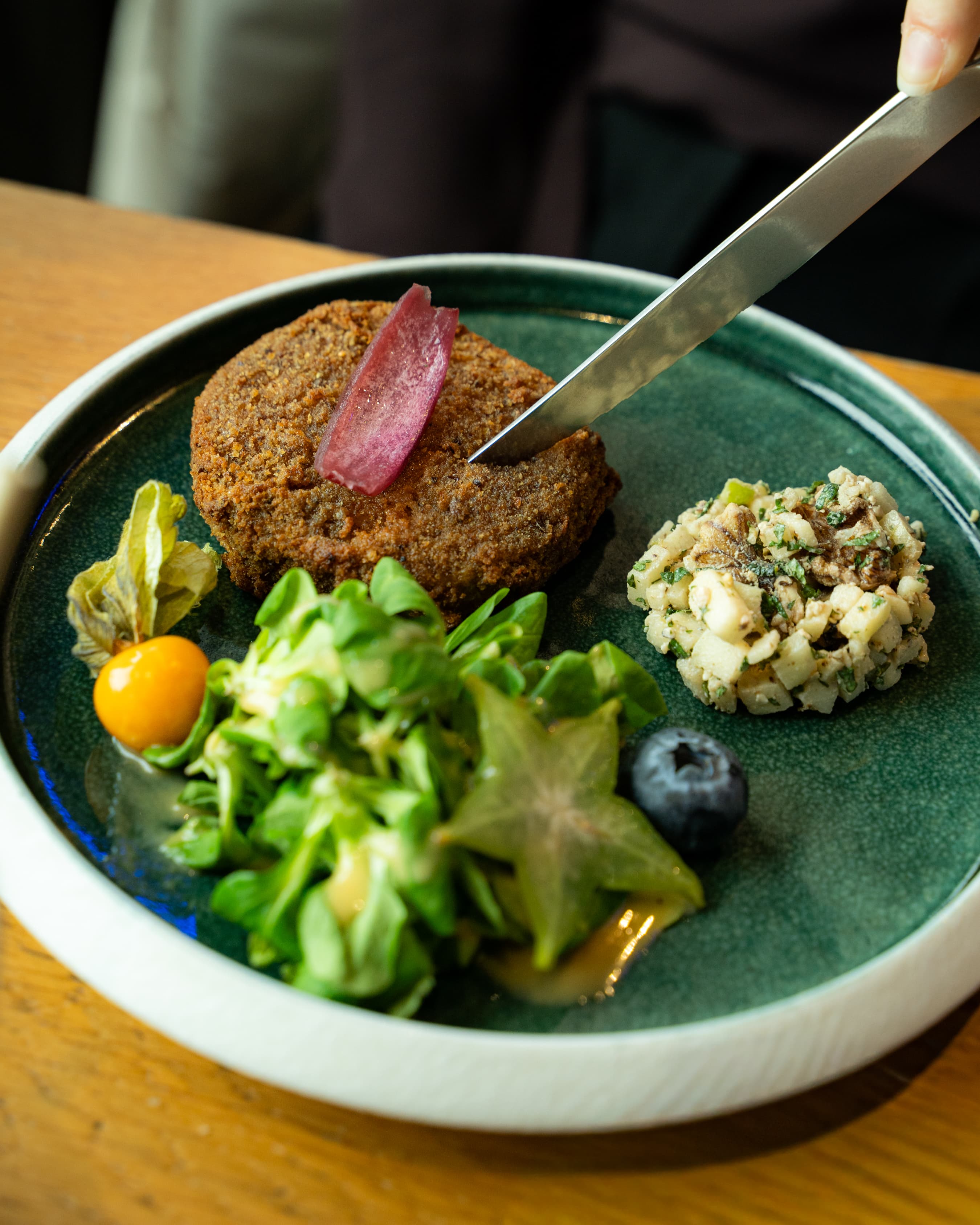 Entrée gourmande — croquette dorée, mâche, physalis et myrtilles