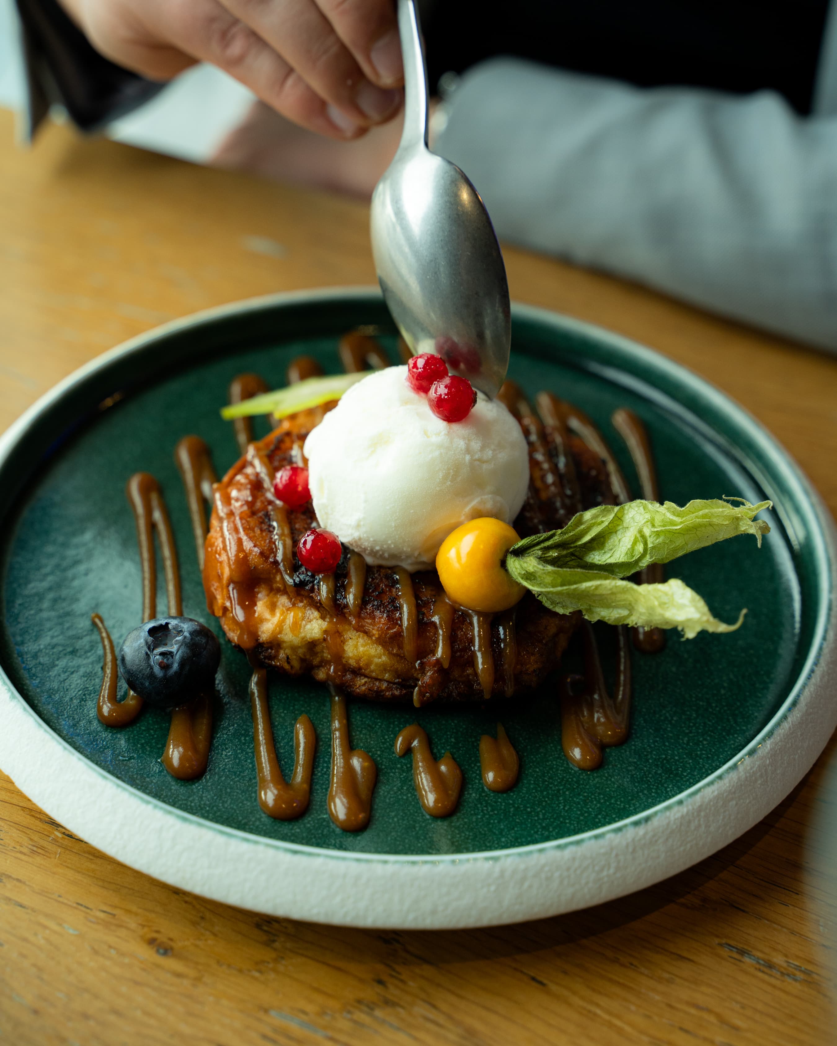 Pain perdu caramélisé, glace vanille et fruits rouges — dessert du RemorKeur