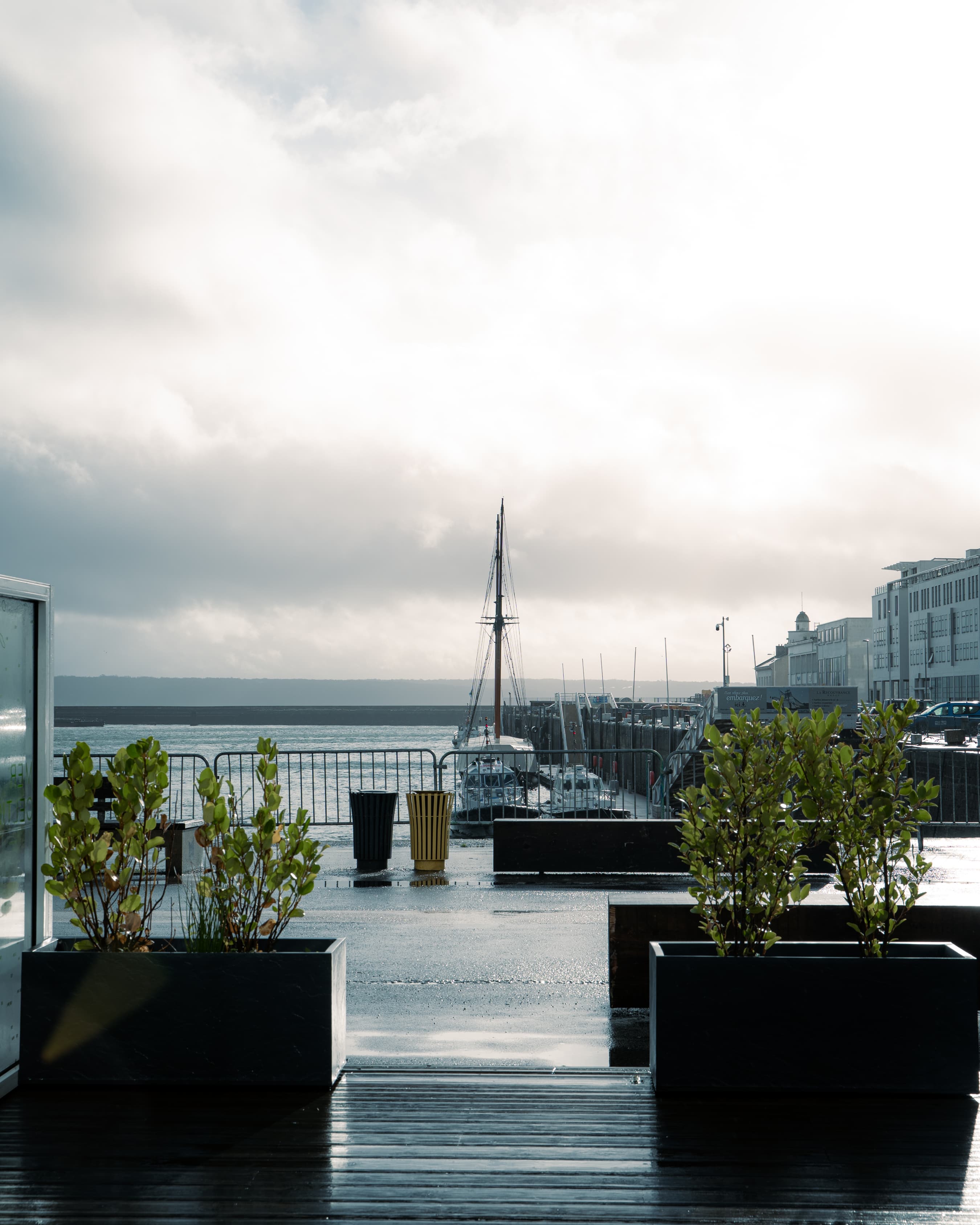 Terrasse du RemorKeur avec vue sur les voiliers du port de Brest